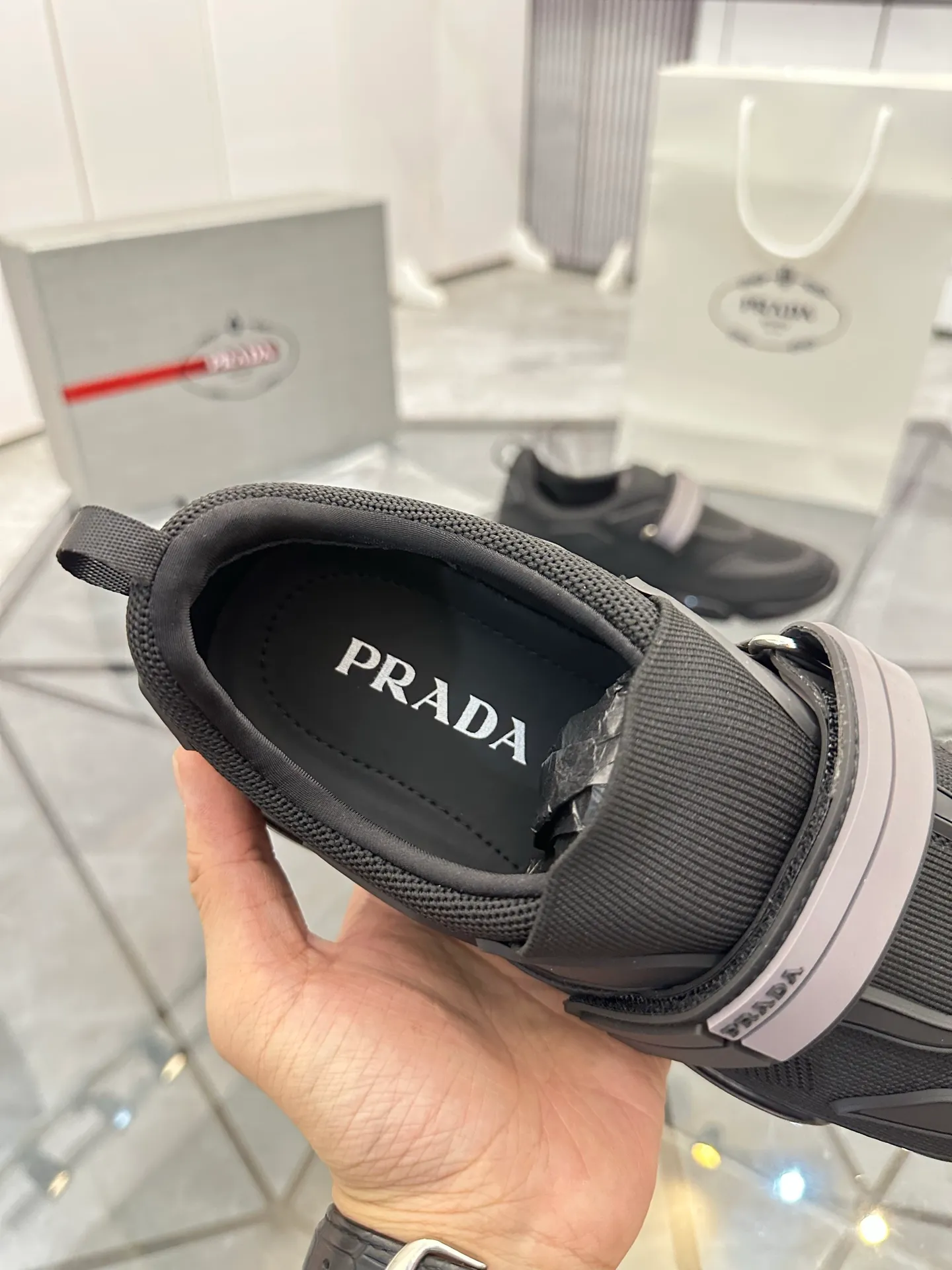 Men's shoes: 💰P500¥ High-end top quality Product trademark: Prada *"Prada*" low-top casual shoes Regular size: 38-45 (can be customized to 46) One size larger Product materials: imported breathable fly weave upper, professional glue-making process, breathable lining, cowhide foot pads, original outsole. No.: 001